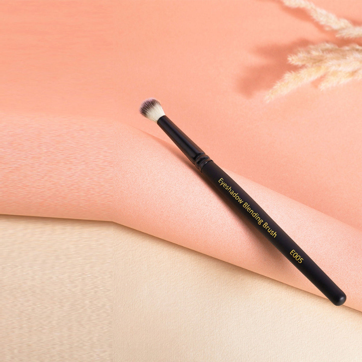 CUFFS N LASHES Eyeshadow Blending Brush - E005