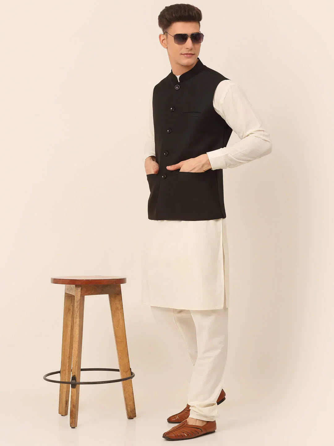 Men Black Solid Woven Sleeveless Nehru Jackets ( JOWC 4046 Black )