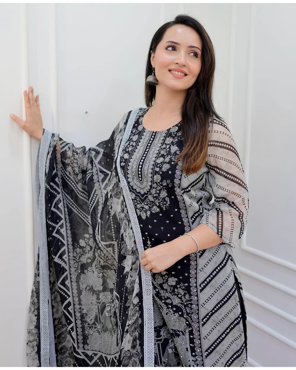 Suvesha Soft Digital Print Organza Suit Set With Aari Embroidery