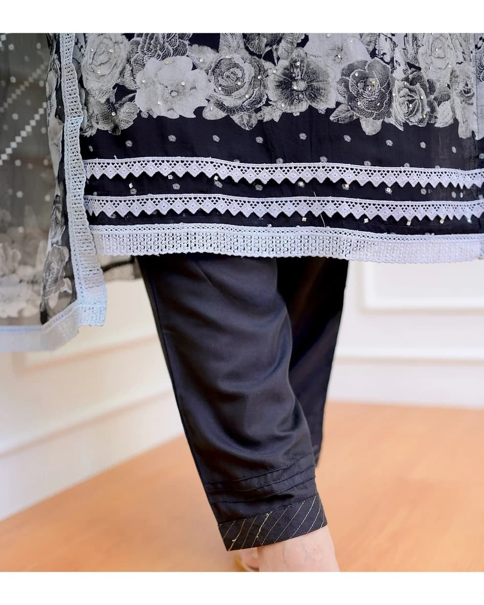 Suvesha Soft Digital Print Organza Suit Set With Aari Embroidery