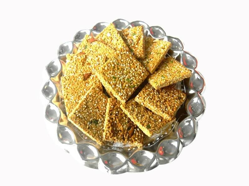 Bikanervala Badam Pista Gur Patti