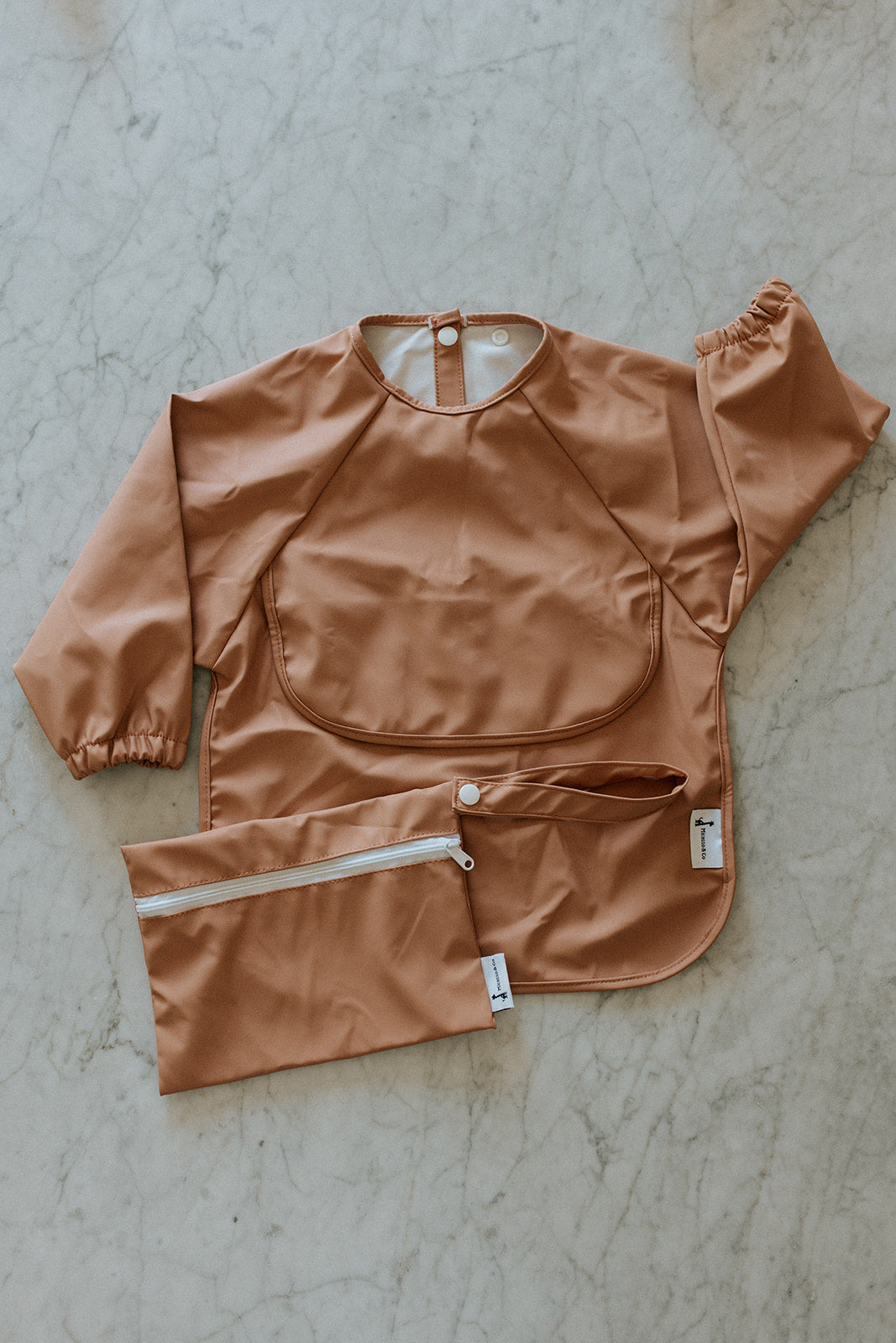 Bavette à manches longues avec pochette intégrée