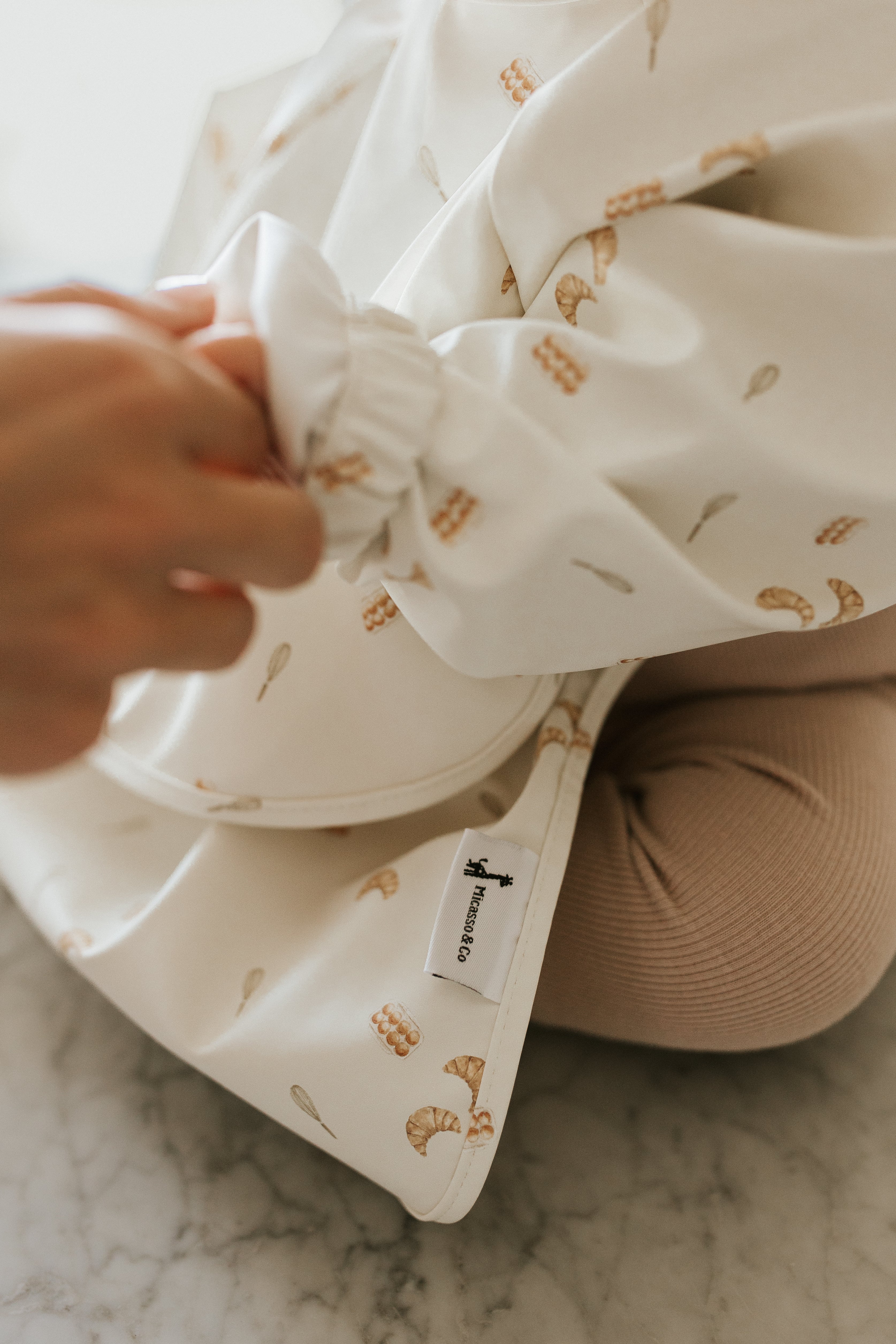 Bavette à manches longues avec pochette intégrée