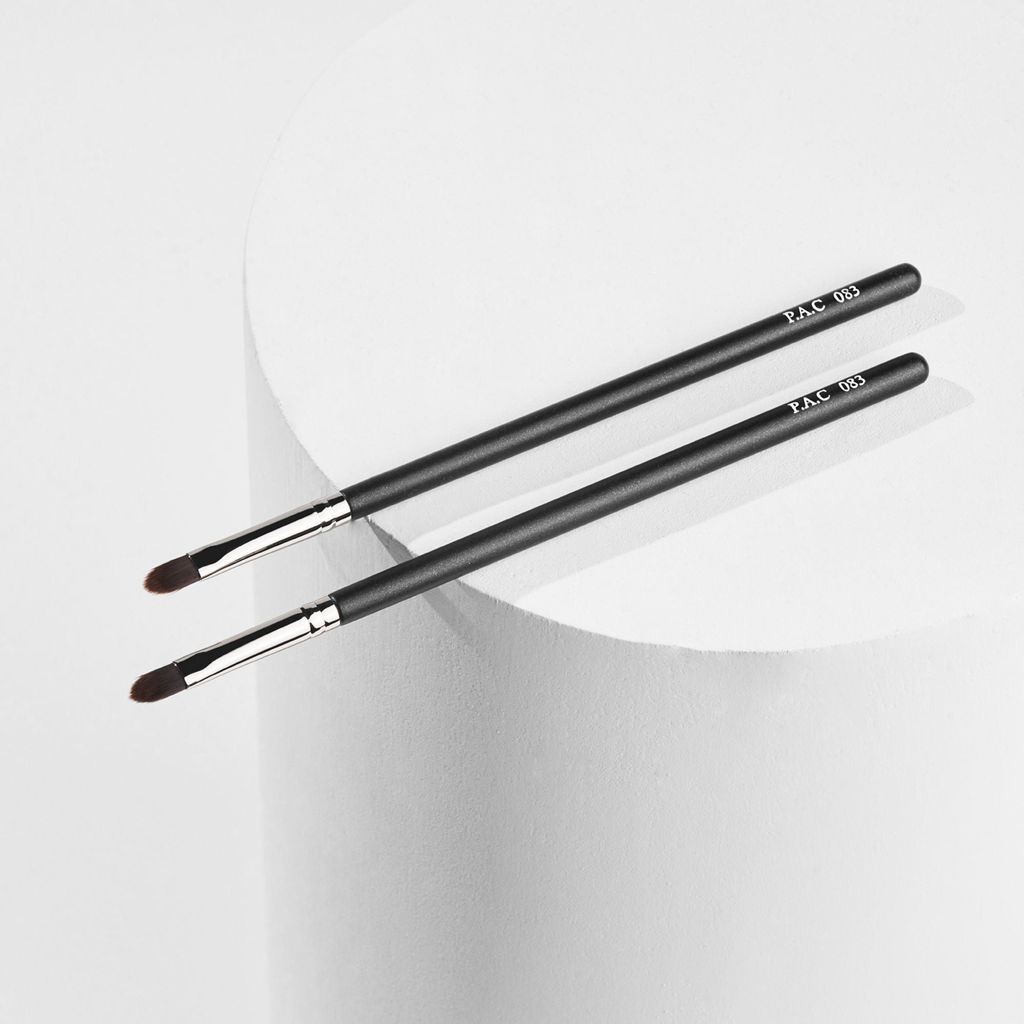PAC Studio Lip Brush 083 - Flat Lip Contour & Filler Brush, Precise Control for Smooth, Flawless Lip Lines