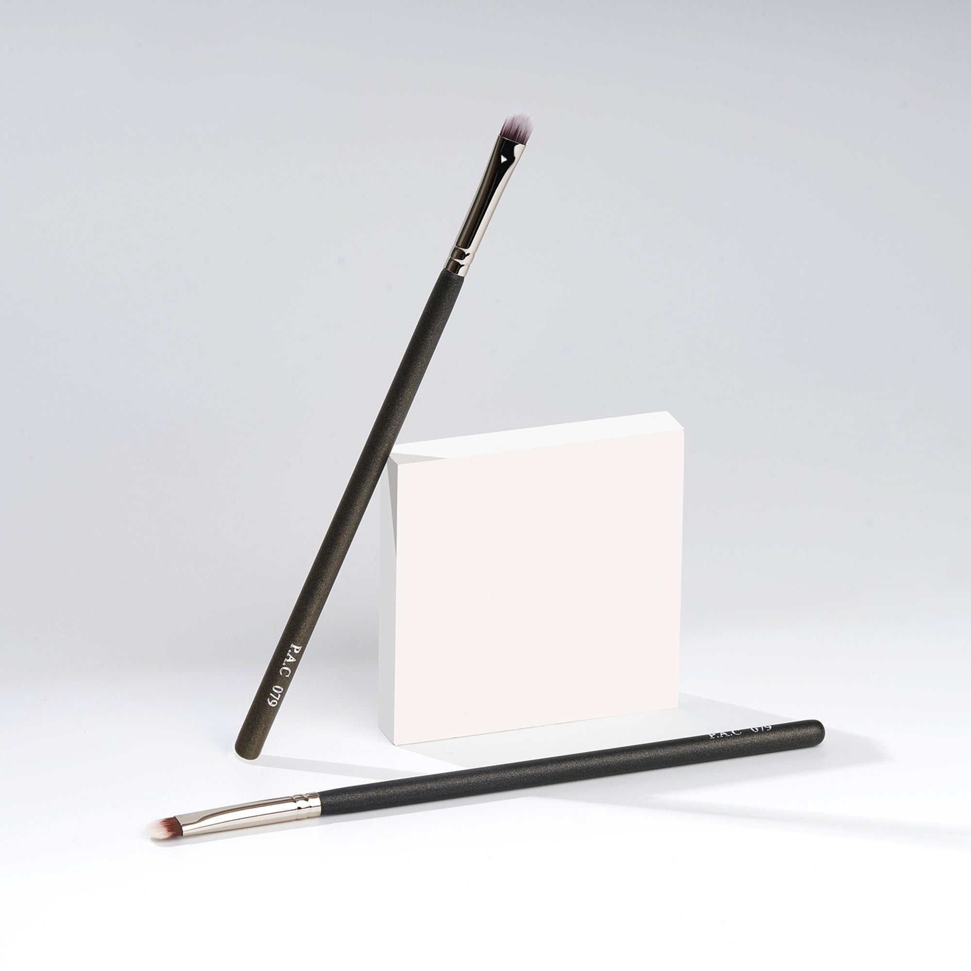 PAC Studio Eyeshadow Brush - 079
