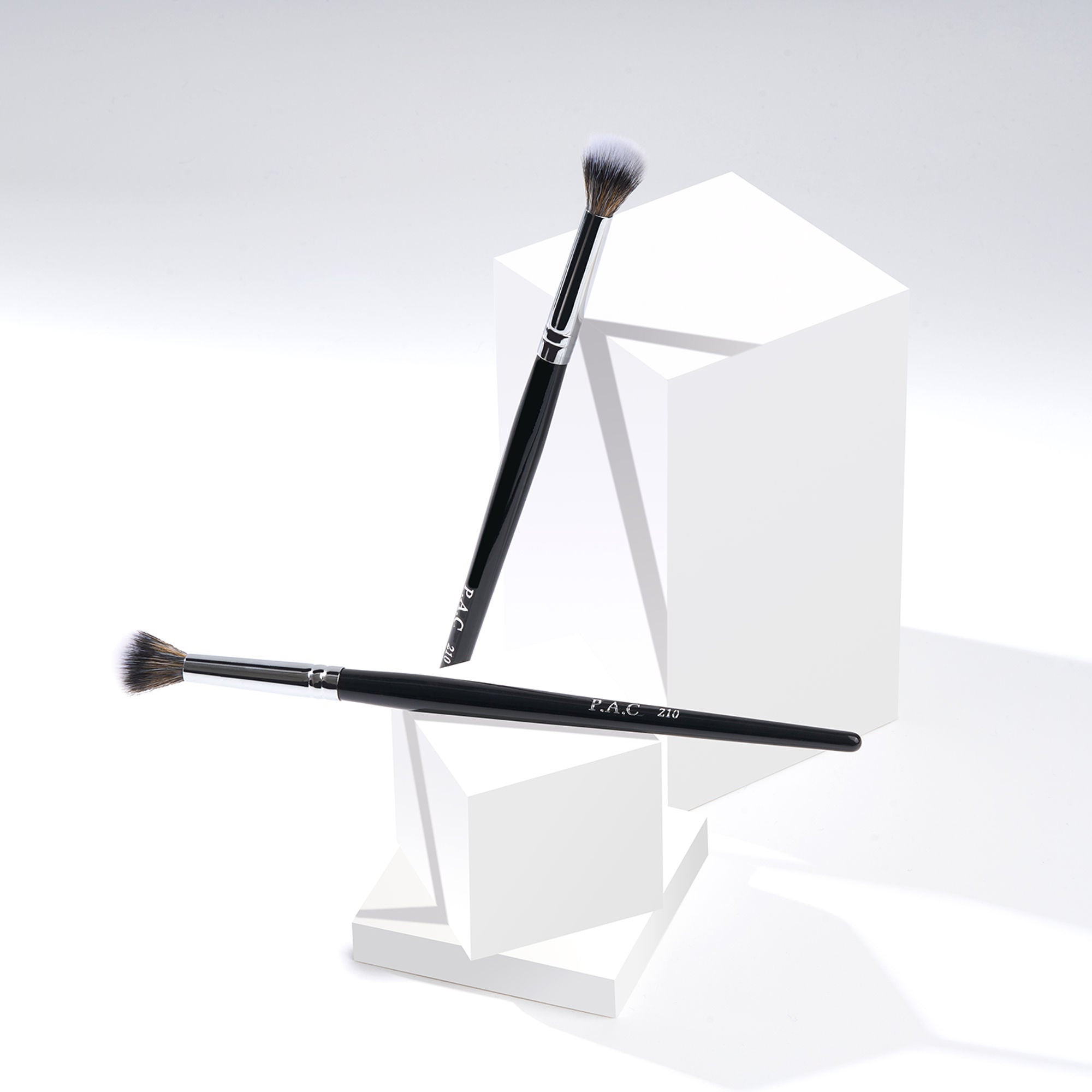 PAC Studio Eyeshadow Blending Brush 210