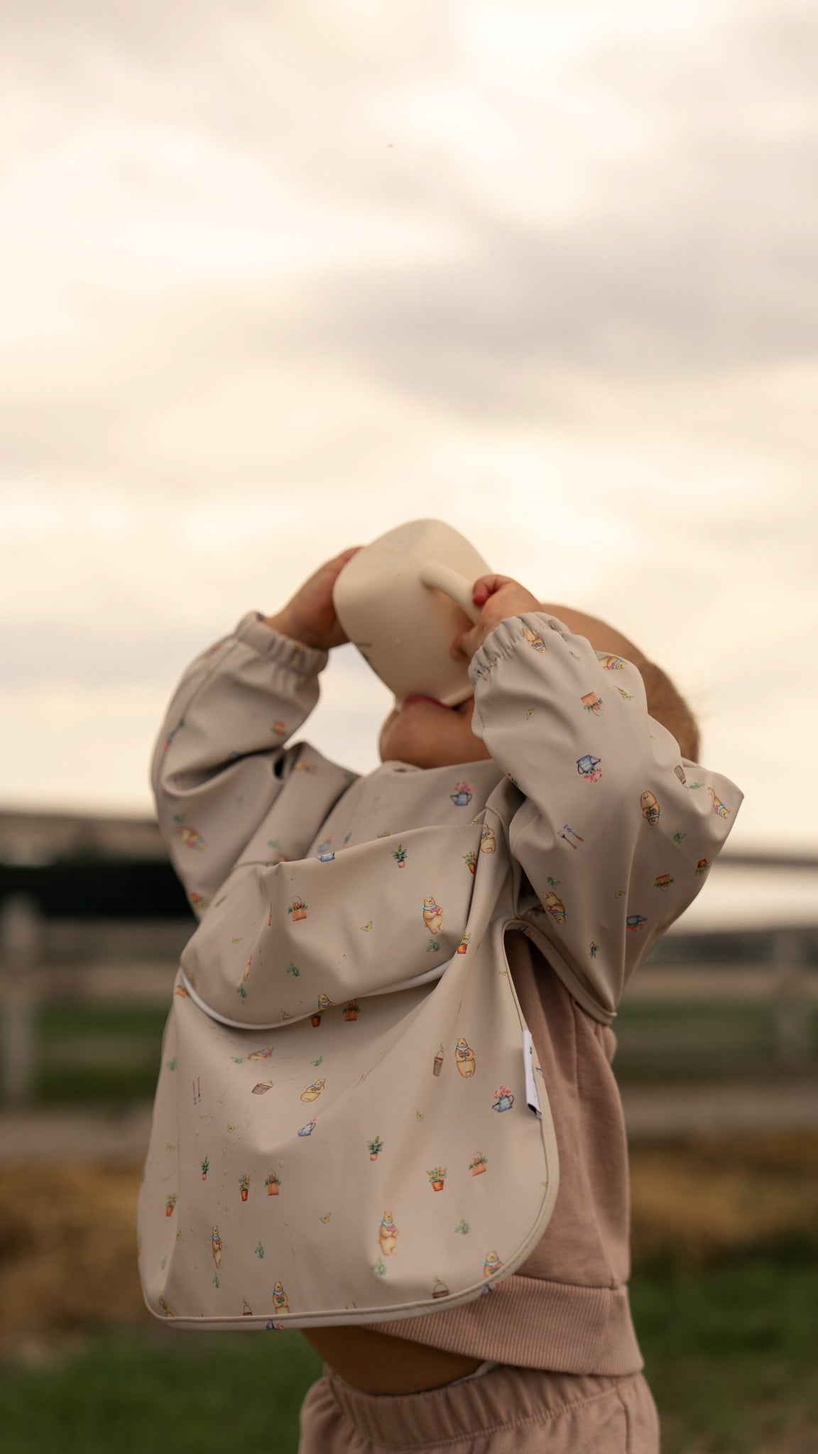 Bavette à manches longues avec pochette intégrée