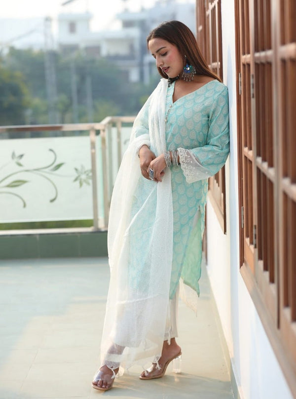 Women Blue Ethnic Motifs Jacquard Kurta with Palazzos & With Dupatta