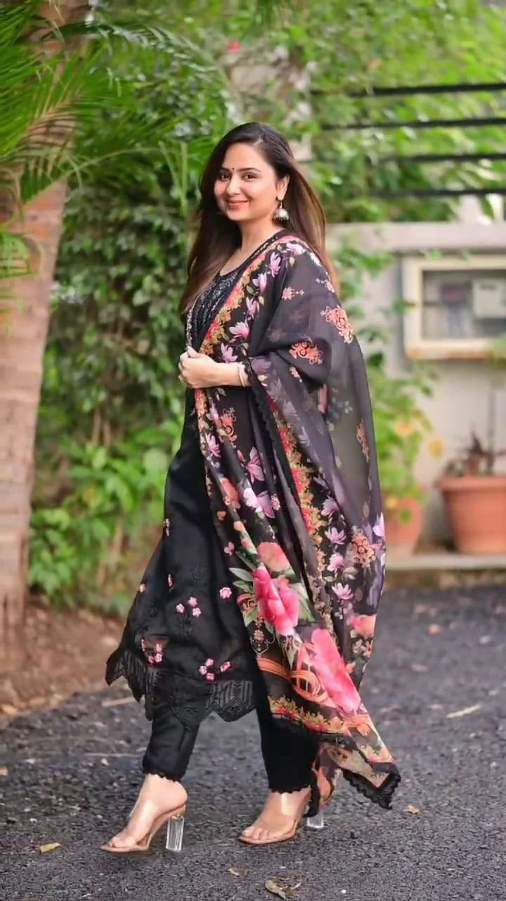 Suvesha Pakistani Style Suit - Black
