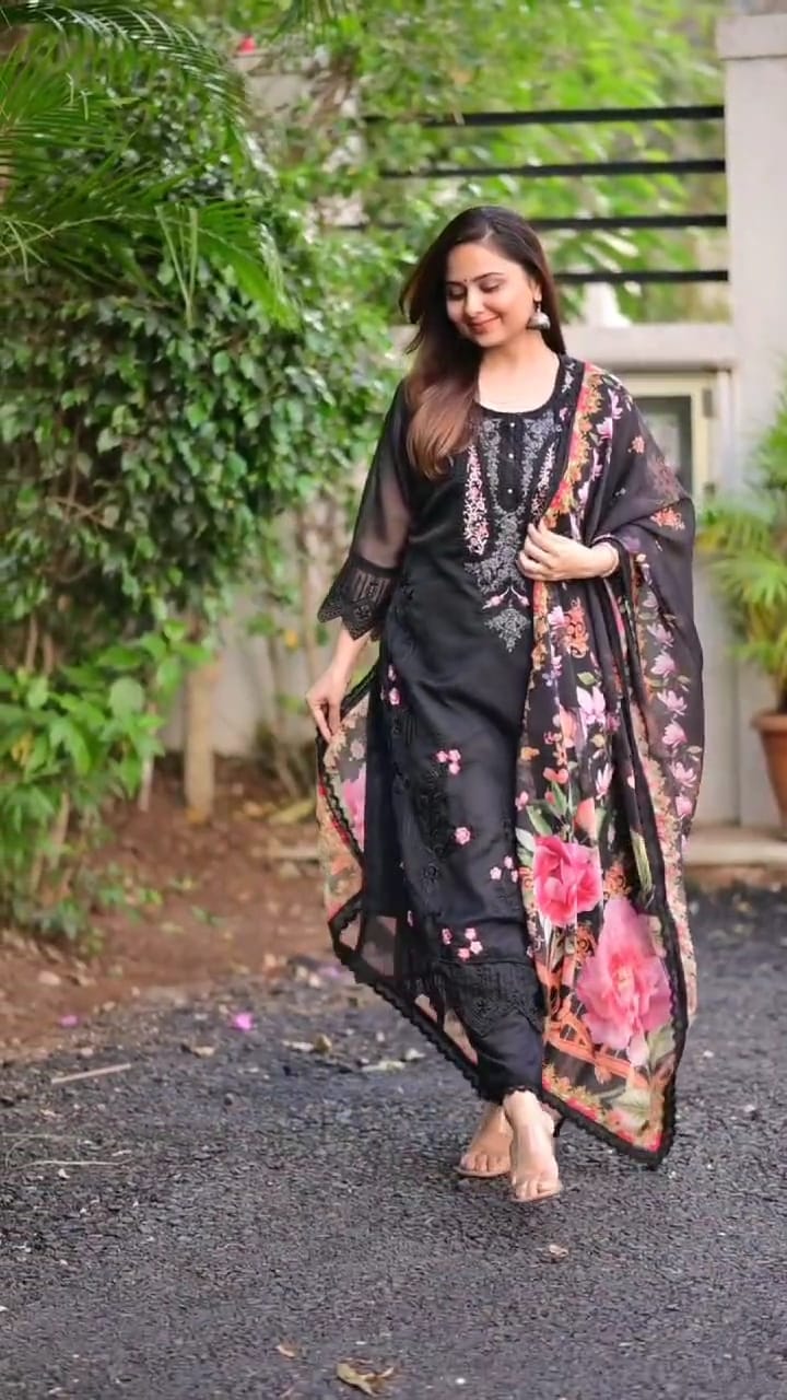 Suvesha Pakistani Style Suit - Black