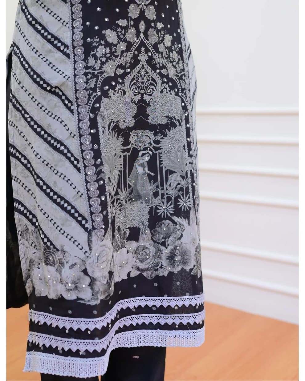 Suvesha Soft Digital Print Organza Suit Set With Aari Embroidery