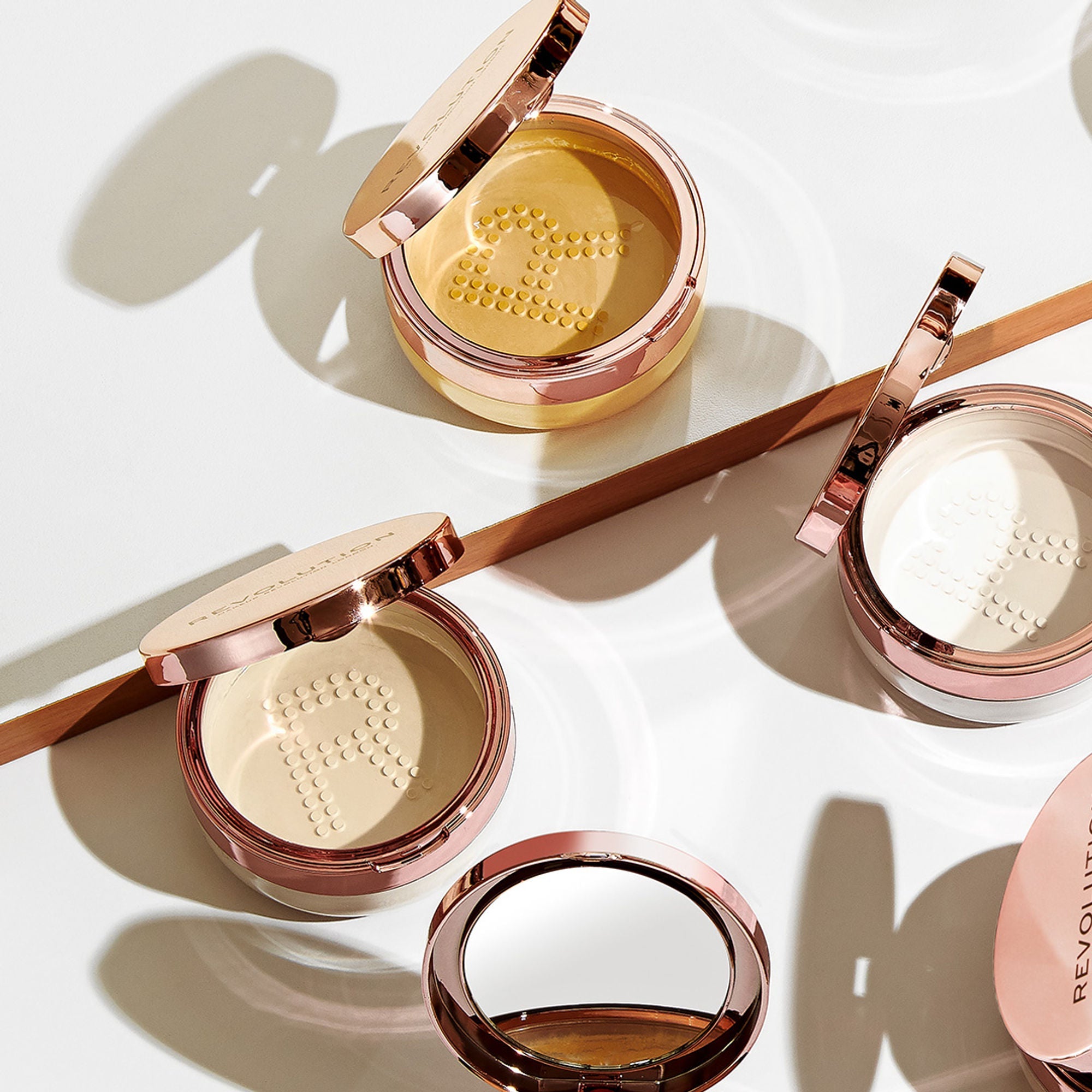 Makeup Revolution Conceal & Fix Setting Powder - Light Yellow